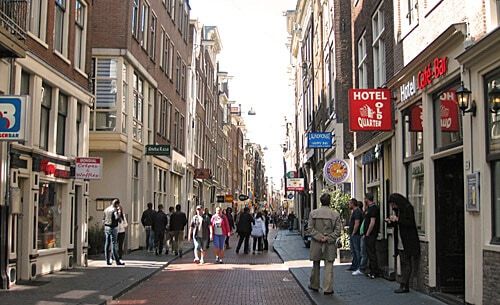 Shopping in Warmoesstraat