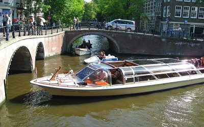 Amsterdam Candlelight Canal Cruise Unwind after a Day of Sightseeing