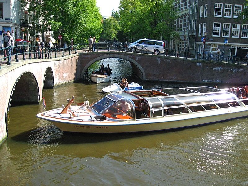 Amsterdam Candlelight Canal Cruise Unwind after a Day of Sightseeing